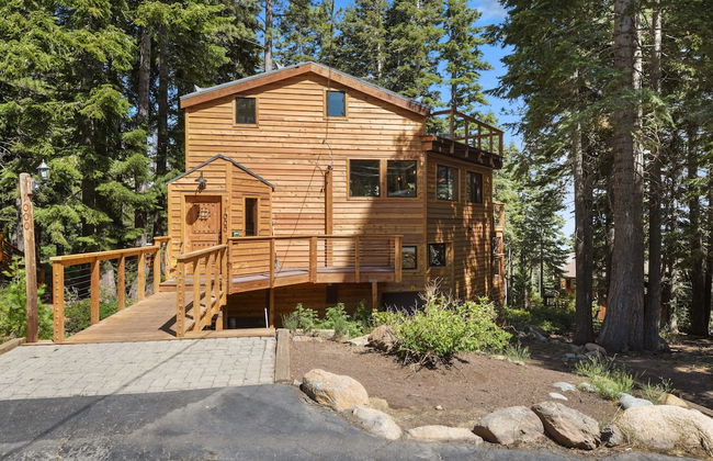 Snowshoe Cabin 3 Decks, BBQ & Hot Tub! - Photo 32
