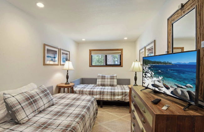 Snowshoe Cabin 3 Decks, BBQ & Hot Tub! - Photo 2