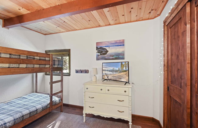 Snowshoe Cabin 3 Decks, BBQ & Hot Tub! - Photo 4