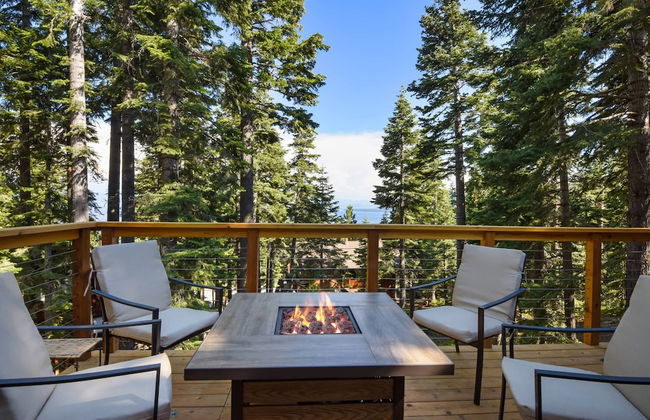 Snowshoe Cabin 3 Decks, BBQ & Hot Tub! - Photo 1