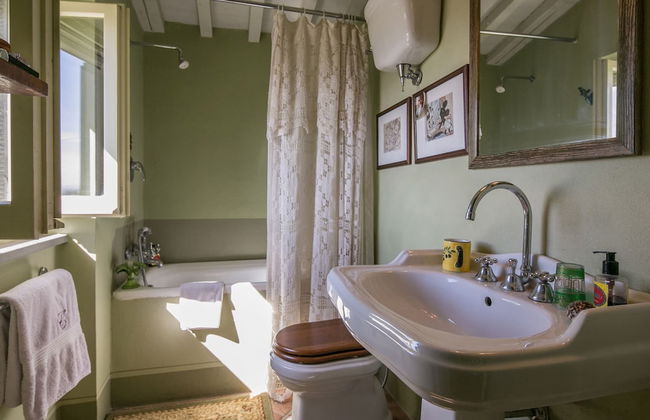 Romantic Retreat With Pool - Photo 33