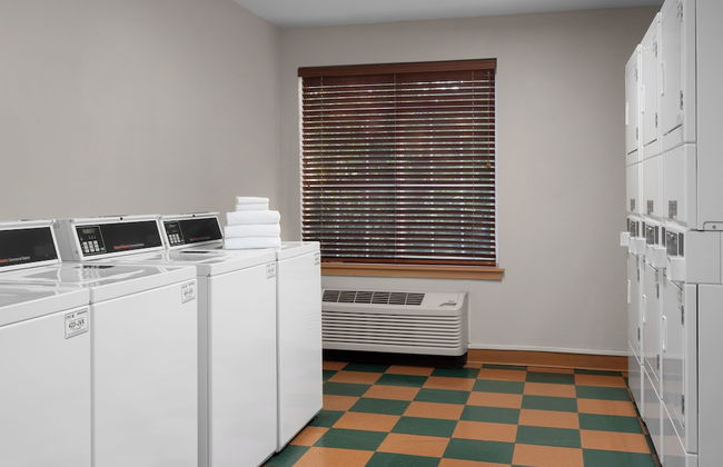 Larkspur Landing Extended Stay Suites Hillsboro - Photo 21