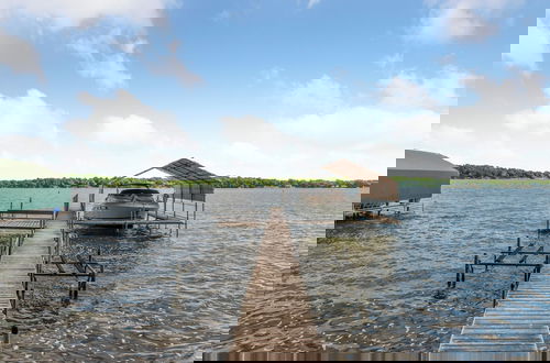 Foto 41 - Lakefront Luxury