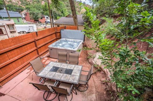 Photo 12 - 3BR Manitou Springs2min to Restaurants W/hot Tub