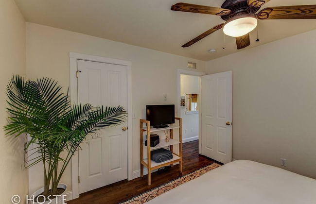 Romantic Getaway King Bed 1min to Restaurants! - Foto 6