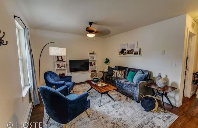 Romantic Getaway King Bed 1min to Restaurants! - Foto 13