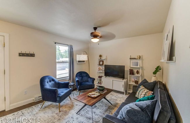 Romantic Getaway King Bed 1min to Restaurants! - Foto 12