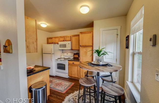 Romantic Getaway King Bed 1min to Restaurants! - Foto 8