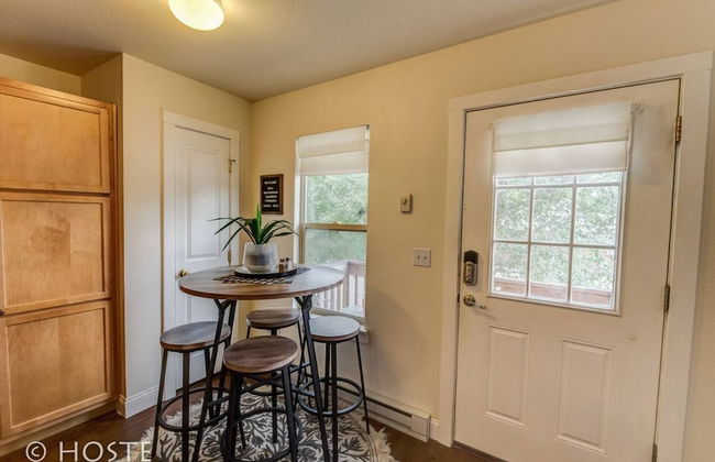 Romantic Getaway King Bed 1min to Restaurants! - Foto 11