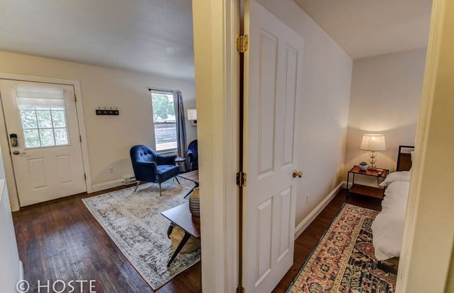 Romantic Getaway King Bed 1min to Restaurants! - Foto 7