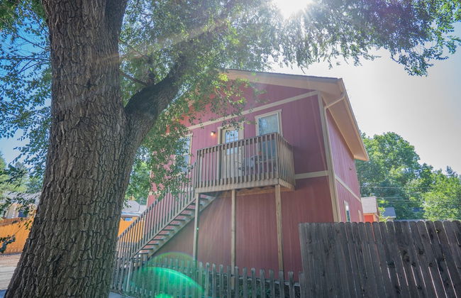 Romantic Getaway King Bed 1min to Restaurants! - Foto 26