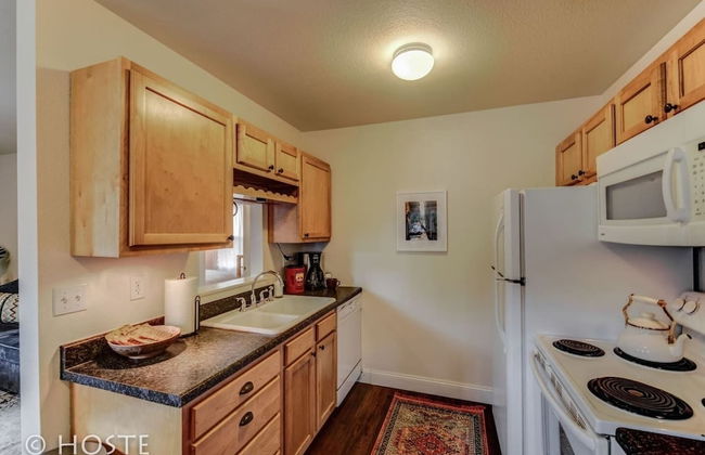 Romantic Getaway King Bed 1min to Restaurants! - Foto 10