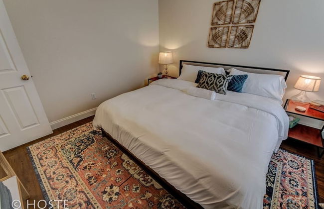 Romantic Getaway King Bed 1min to Restaurants! - Foto 3