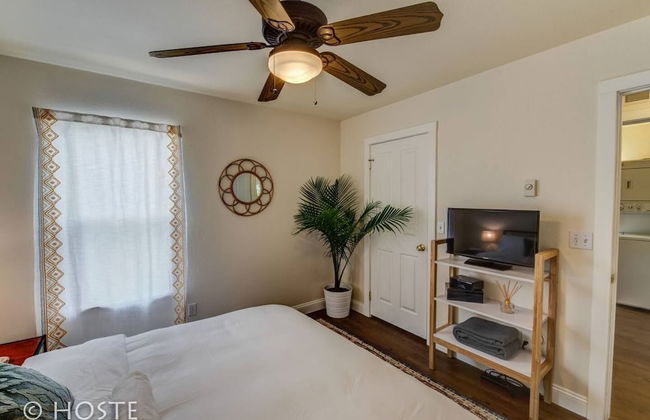 Romantic Getaway King Bed 1min to Restaurants! - Foto 5