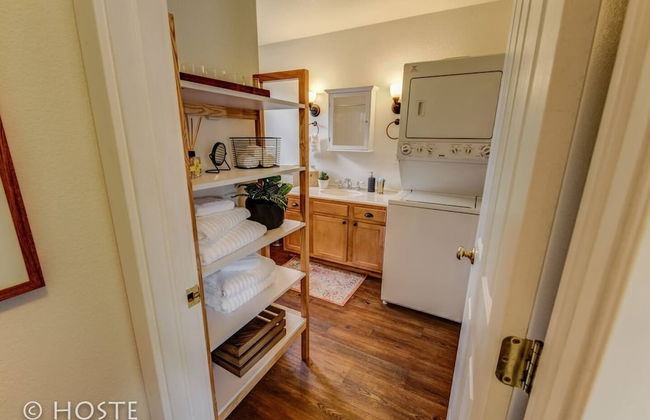 Romantic Getaway King Bed 1min to Restaurants! - Foto 17