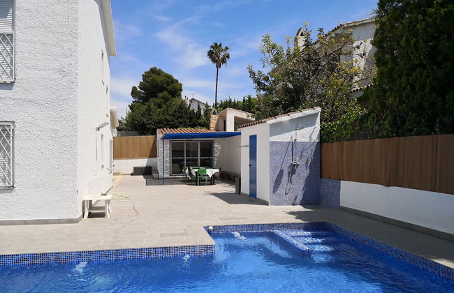 Villa con gran piscina en zona residencial - Foto 14