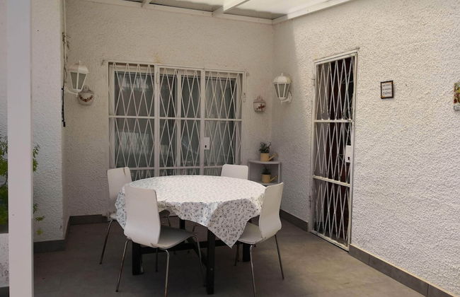 Villa con gran piscina en zona residencial - Foto 6