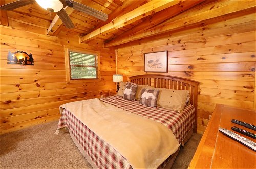 Foto 5 - Black Bear Hideaway - Five Bedroom Cabin