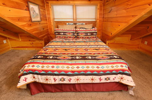 Foto 9 - Black Bear Hideaway - Five Bedroom Cabin