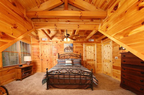 Foto 3 - Black Bear Hideaway - Five Bedroom Cabin