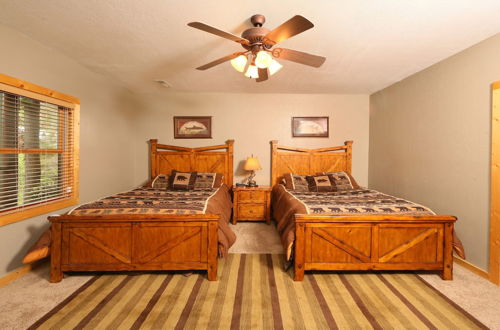 Foto 6 - Black Bear Hideaway - Five Bedroom Cabin