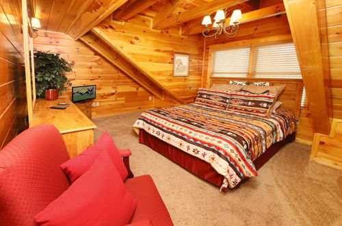 Foto 10 - Black Bear Hideaway - Five Bedroom Cabin