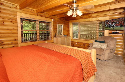 Foto 8 - Black Bear Hideaway - Five Bedroom Cabin