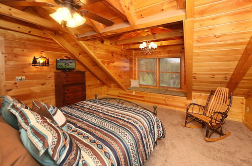 Foto 2 - Black Bear Hideaway - Five Bedroom Cabin