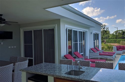 Foto 17 - Modern & Private Tropical Villa in Gated Community Minutes From the Beach