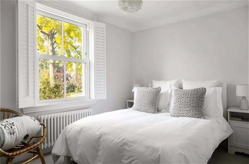 Photo 2 - Large and Modern 3 Bedroom Family Home in Earlsfield