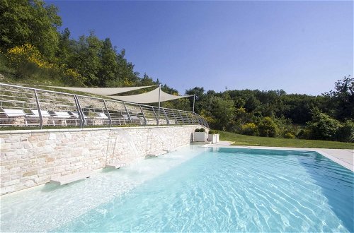 Foto 27 - Chic Villa in Acqualagna with Hot Tub in Pool & Private Garden
