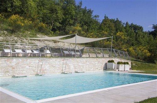 Foto 29 - Chic Villa in Acqualagna with Hot Tub in Pool & Private Garden