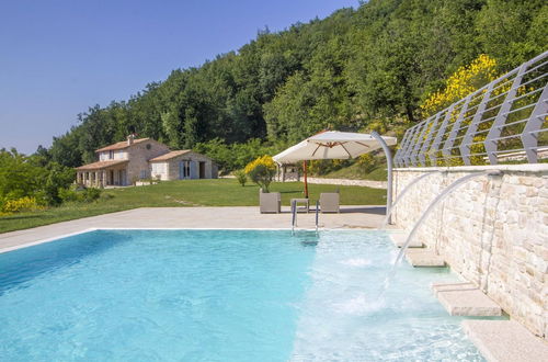 Foto 1 - Chic Villa in Acqualagna with Hot Tub in Pool & Private Garden