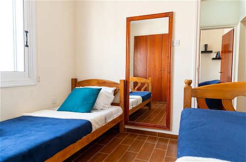 Foto 4 - Gold Feathers Apartment By STAY BnB