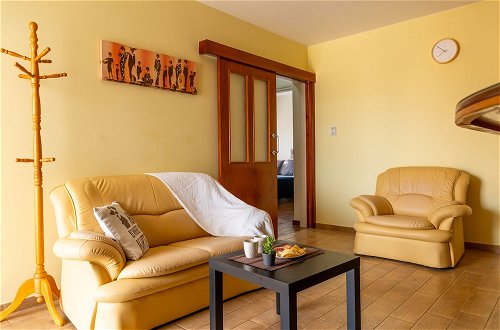 Foto 33 - Gold Feathers Apartment By STAY BnB