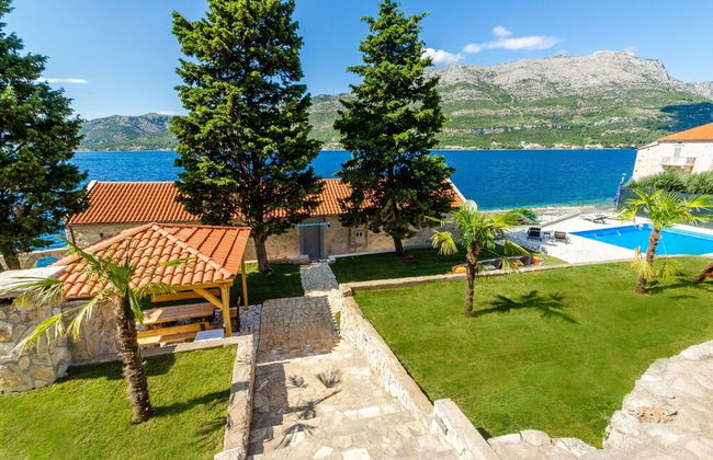 Beachfront Villa Gabriela with Pool - Foto 76