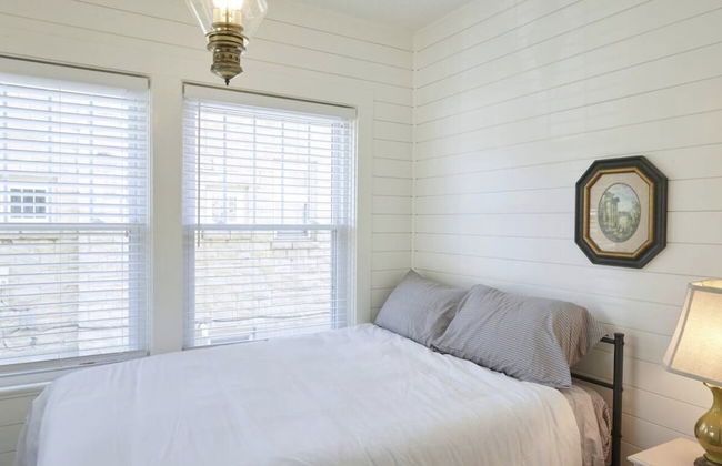 Beautiful 5BR Close to Downtown!Prime Derby House! - Photo 2