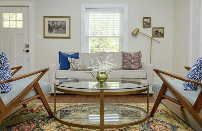Beautiful 5BR Close to Downtown!Prime Derby House! - Photo 1