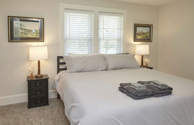 Beautiful 5BR Close to Downtown!Prime Derby House! - Photo 3