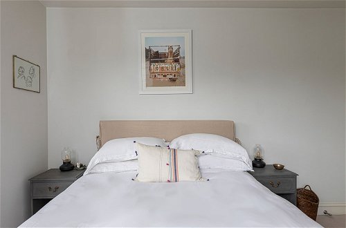Photo 4 - ALTIDO Stylish 2-bed Flat w/ Terrace Near Battersea Park