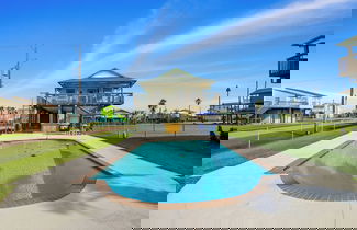 Foto 1 - Too Pool for School