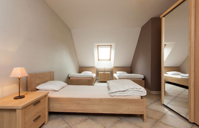 Peer Villa With Garden - Photo 4