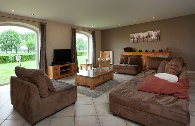 Peer Villa With Garden - Photo 16