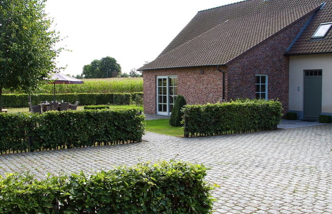 Peer Villa With Garden - Photo 31