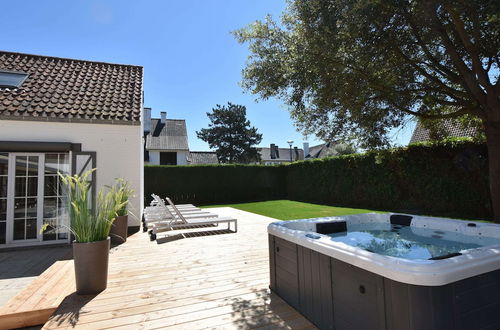 Photo 48 - Luxury Villa in Sint-Idesbald with Hot Tub