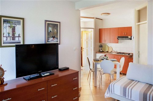 Photo 6 - Charming Apartment in Okrug Donji Near Sea