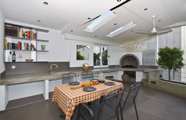 Luxury apt With Roofed Patio Near Beach & Center - Photo 1