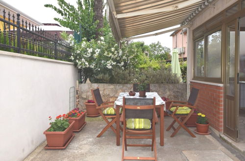 Foto 17 - Comfortable Holiday Home Only 500m to the sea With Outdoor Kitchen, Wifi and Airco