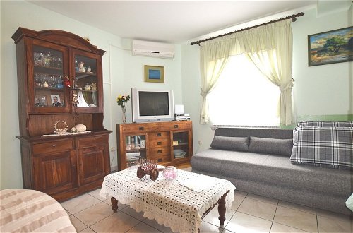 Foto 11 - Comfortable Holiday Home Only 500m to the sea With Outdoor Kitchen, Wifi and Airco