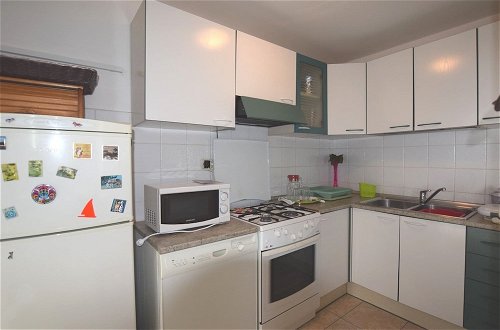 Foto 8 - Comfortable Holiday Home Only 500m to the sea With Outdoor Kitchen, Wifi and Airco